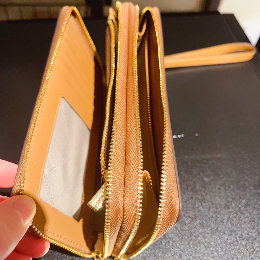 A brand new Michael kors wallet,without receipt